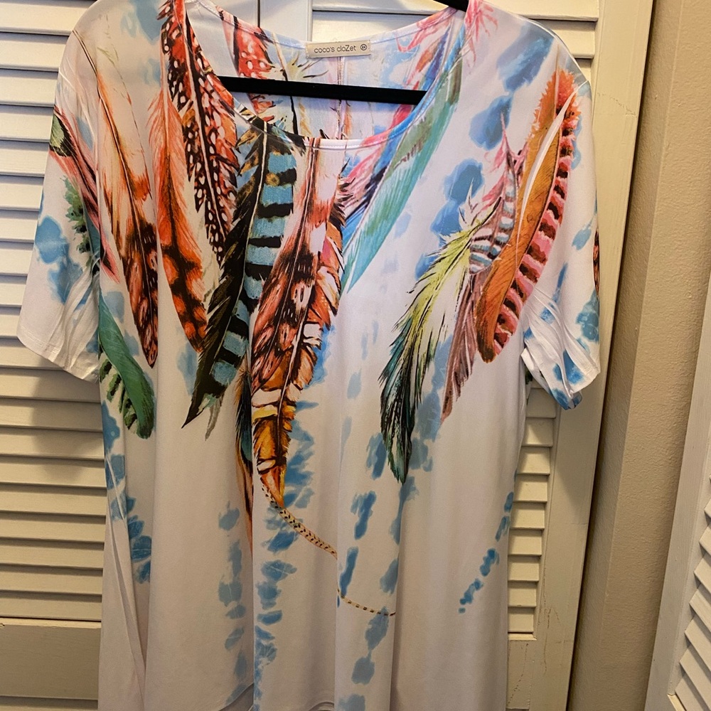 Feather Print V-Neck Tunic Top in White with Multicolor Feathers